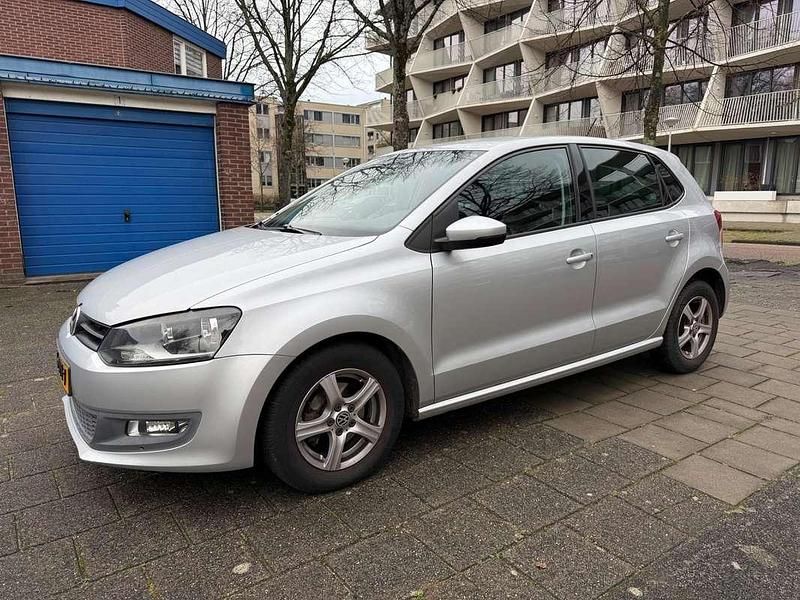 Grijs (metallic) Gebruikt 2009 VW Polo Highline Hatchback | € 3.400 (Goede deal) - Afbeelding 1/4