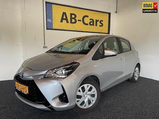 Grijs Gebruikt 2020 Toyota Yaris Hybrid Active Hatchback | € 15.495 (Super prijs) - Afbeelding 1/4