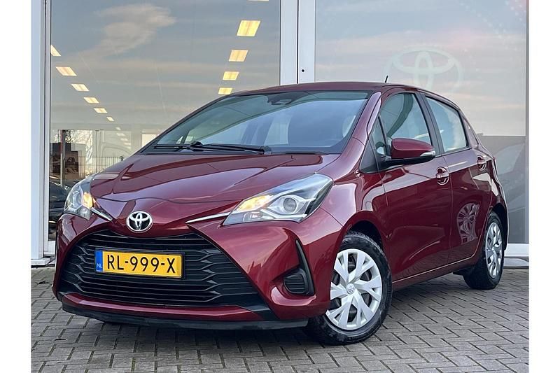 Rood Occasion 2018 Toyota Yaris Hatchback | € 15.599 (Eerlijke prijs) - Afbeelding 1/1
