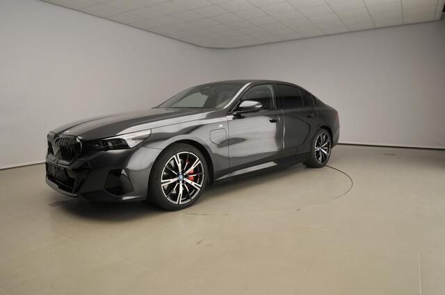 Grijs, metallic lak Gebruikt 2024 BMW 550e M Sport Sedan | € 79.900 - Afbeelding 1/4