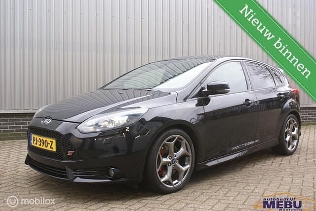 Zwart Occasion 2015 Ford Focus ST Hatchback | € 15.950 (Eerlijke prijs) - Afbeelding 1/4