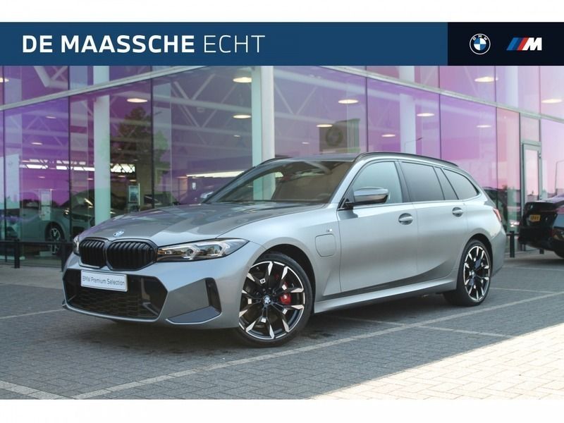 Skyscraper grey (grijs metallic) Gebruikt 2024 BMW 330e Shadowline Stationwagen | € 56.950 - Afbeelding 1/4