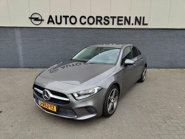Grijs, metallic lak Gebruikt 2020 Mercedes A180 Sedan | € 17.450 (Super prijs) - Afbeelding 1/4