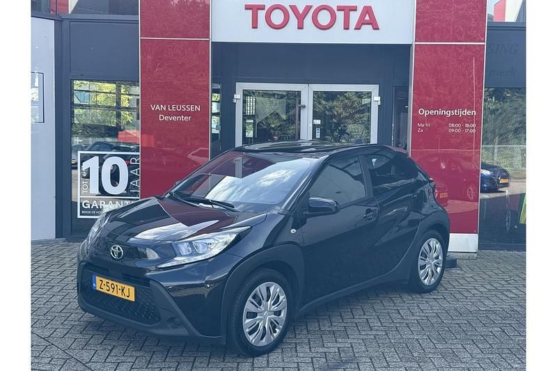 Zwart Gebruikt 2024 Toyota Aygo X X-play SUV | € 17.489 - Afbeelding 1/1