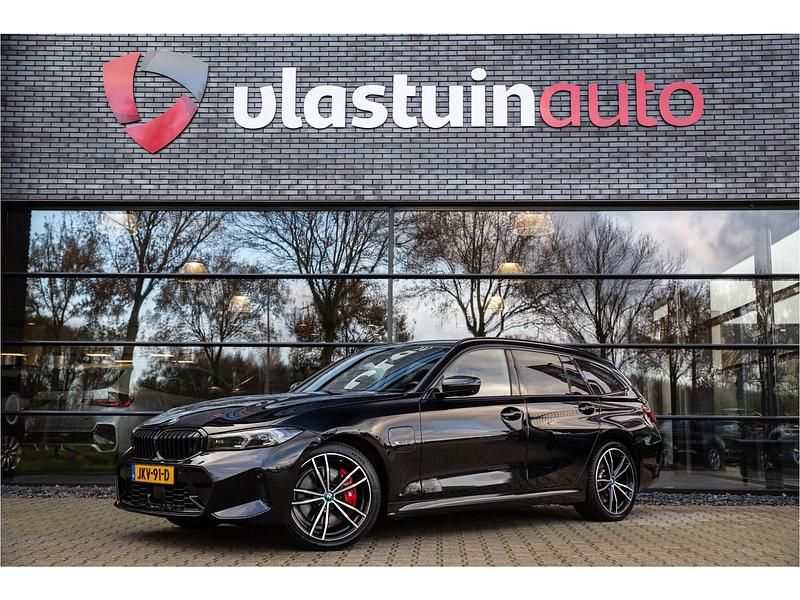 Zwart Occasion 2023 BMW 320 Stationwagen | € 36.900 (Iets duurder) - Afbeelding 1/4