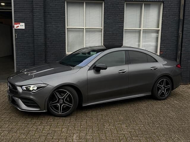 Grijs Occasion 2019 Mercedes CLA180 Premium Plus Sedan | € 27.450 (Eerlijke prijs) - Afbeelding 1/4