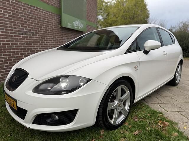 Wit Gebruikt 2010 Seat Leon Sport Hatchback | € 3.995 (Eerlijke prijs) - Afbeelding 1/4