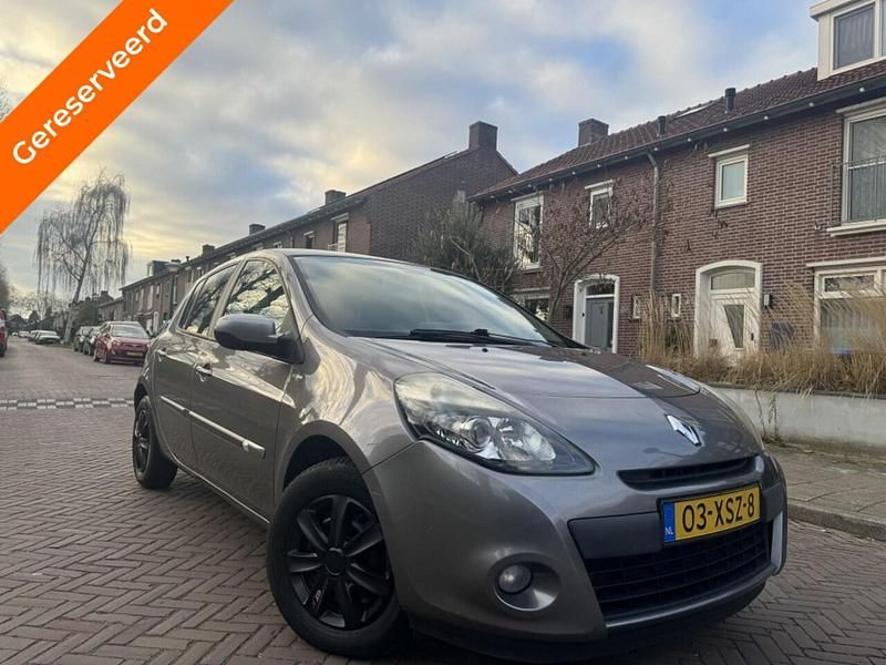 Grijs Occasion 2012 Renault Clio IV Night&Day Hatchback | € 3.299 (Eerlijke prijs) - Afbeelding 1/4