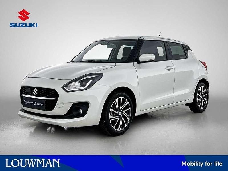 Wit Gebruikt 2023 Suzuki Swift Style Hatchback | € 21.950 (Eerlijke prijs) - Afbeelding 1/3