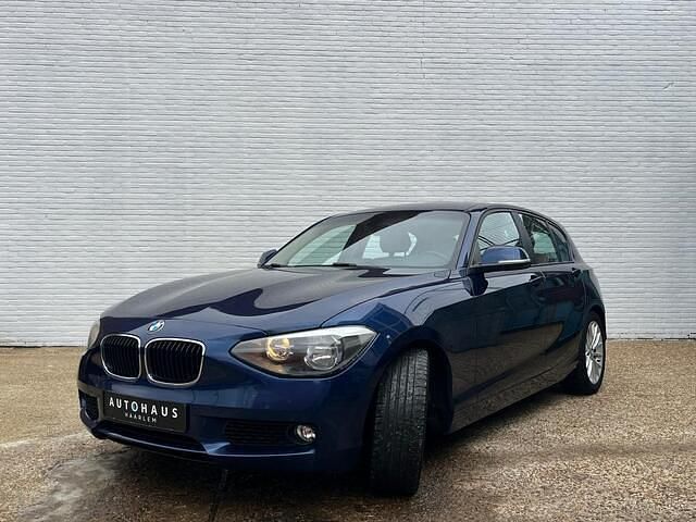Blauw (metallic) Gebruikt 2012 BMW 118 Comfort Edition Hatchback | € 7.950 (Eerlijke prijs) - Afbeelding 1/4