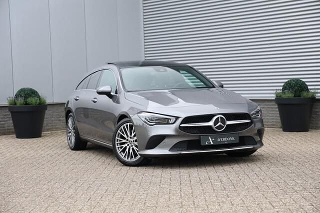 Grijs Gebruikt 2022 Mercedes CLA200 Luxury Stationwagen | € 29.790 (Eerlijke prijs) - Afbeelding 1/4