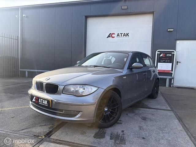 Grijs Occasion 2009 BMW 116 Executive Hatchback | € 3.850 (Eerlijke prijs) - Afbeelding 1/4
