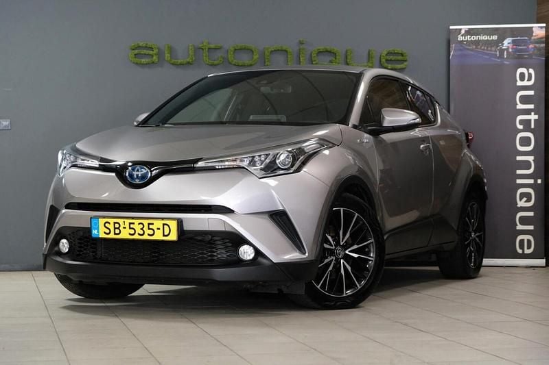 Grijs (metallic) Gebruikt 2018 Toyota C-HR+ SUV | € 19.500 - Afbeelding 1/4