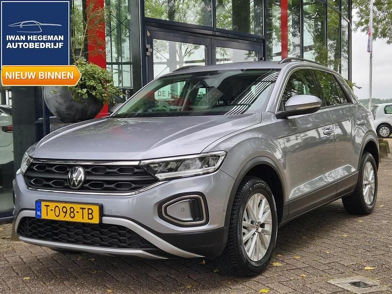 Grijs Gebruikt 2023 VW T-Roc Life SUV | € 25.890 (Eerlijke prijs) - Afbeelding 1/3