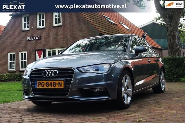 Grijs, metallic lak Gebruikt 2016 Audi A3 Ambiente Sedan | € 16.845 (Eerlijke prijs) - Afbeelding 1/4