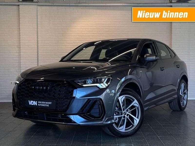 Grijs, metallic lak Gebruikt 2022 Audi Q3 Black Edition SUV | € 45.950 (Duur) - Afbeelding 1/4
