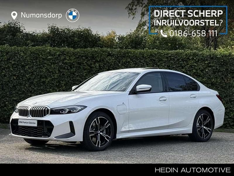 Wit Occasion 2025 BMW 330e M Sport Sedan | € 52.895 (Eerlijke prijs) - Afbeelding 1/3