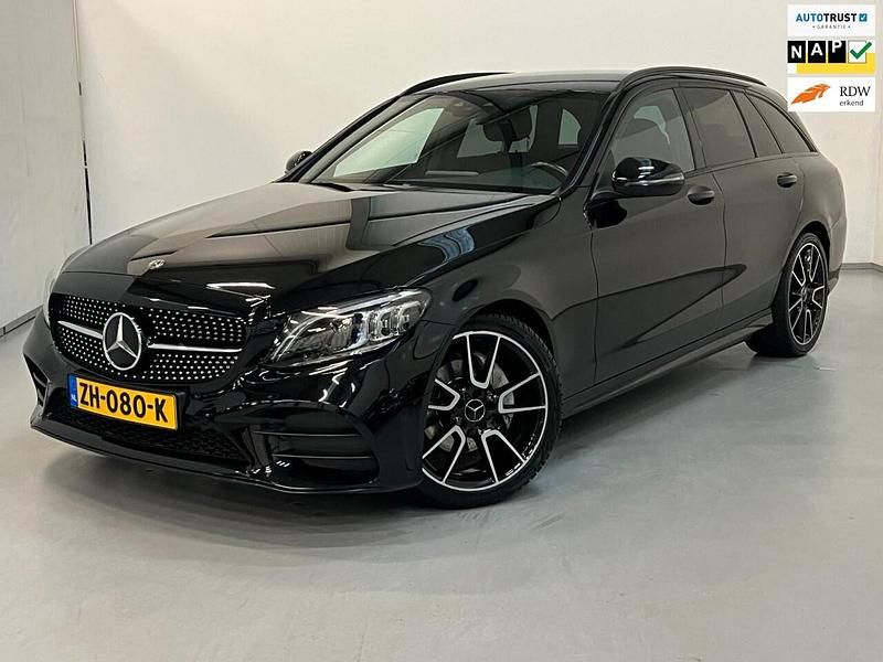 Zwart (metallic) Gebruikt 2019 Mercedes 180 AMG Sedan | € 23.450 (Eerlijke prijs) - Afbeelding 1/4