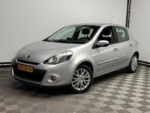 Zilver (metallic) Gebruikt 2009 Renault Clio R.S. Dynamique Hatchback | € 4.775 (Iets duurder) - Afbeelding 1/4