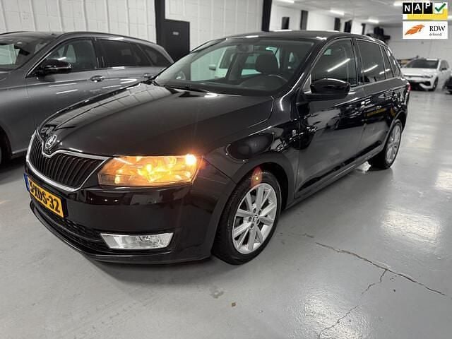 Zwart (metallic) Gebruikt 2014 Skoda Rapid Business Line Hatchback | € 4.395 (Eerlijke prijs) - Afbeelding 1/4
