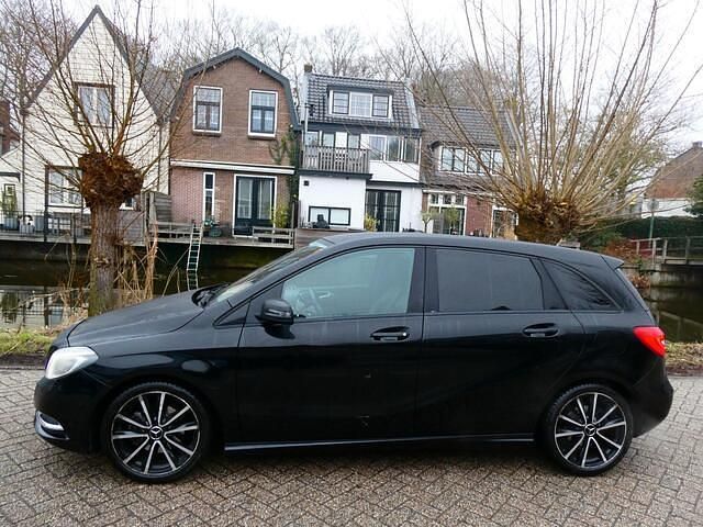 Occasion Mercedes B200 Ambition 157 PK (115 kW) 2014 Zwart (metallic) MPV