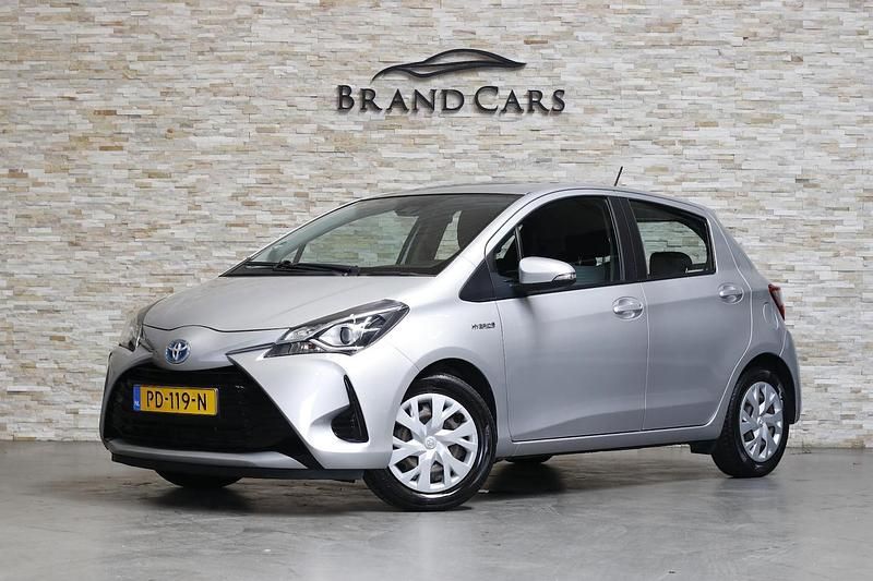 Grijs Occasion 2017 Toyota Yaris Hybrid Hatchback | € 11.500 (Eerlijke prijs) - Afbeelding 1/4