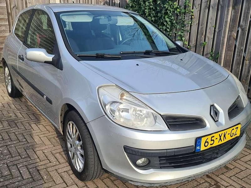 Grijs Gebruikt 2007 Renault Clio II Luxe Hatchback | € 700 (Goede deal) - Afbeelding 1/3