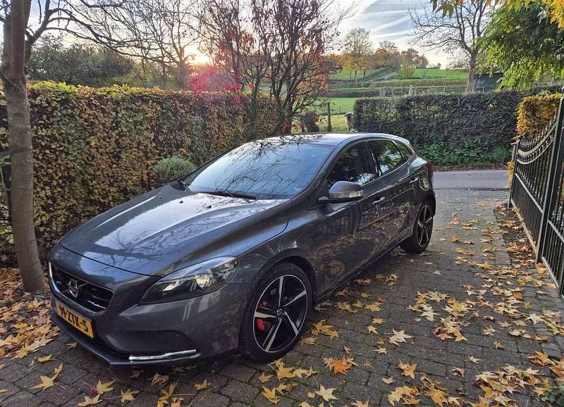 Grijs Gebruikt 2013 Volvo V40 Kinetic MPV | € 5.500 (Goede deal) - Afbeelding 1/4