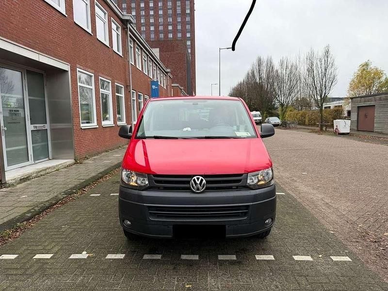 Rood Gebruikt 2015 VW T6 Van | € 20.000 - Afbeelding 1/4