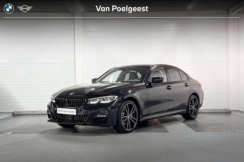 Saphirschwarz metallic (475) (zwart metallic) Gebruikt 2022 BMW 330e M Sport Sedan | € 37.400 (Eerlijke prijs) - Afbeelding 1/4