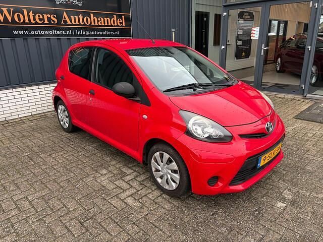 Occasion Toyota Aygo 68 PK (50 kW) 2013 Rood Hatchback