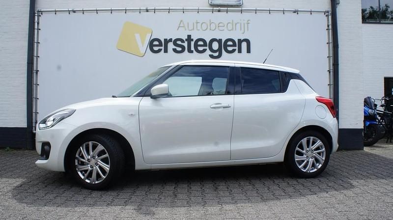 Wit Gebruikt 2023 Suzuki Swift Hatchback | € 20.950 (Eerlijke prijs) - Afbeelding 1/4