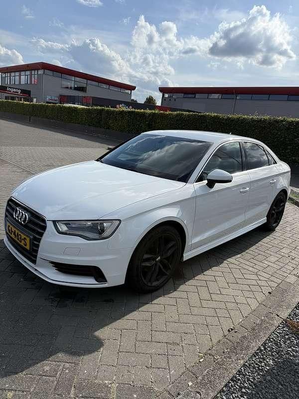 Wit Gebruikt 2015 Audi A3 Attraction Sedan | € 11.000 (Eerlijke prijs) - Afbeelding 1/4