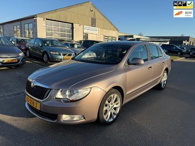 Paars Gebruikt 2012 Skoda Superb Business Line Hatchback | € 3.250 (Eerlijke prijs) - Afbeelding 1/4