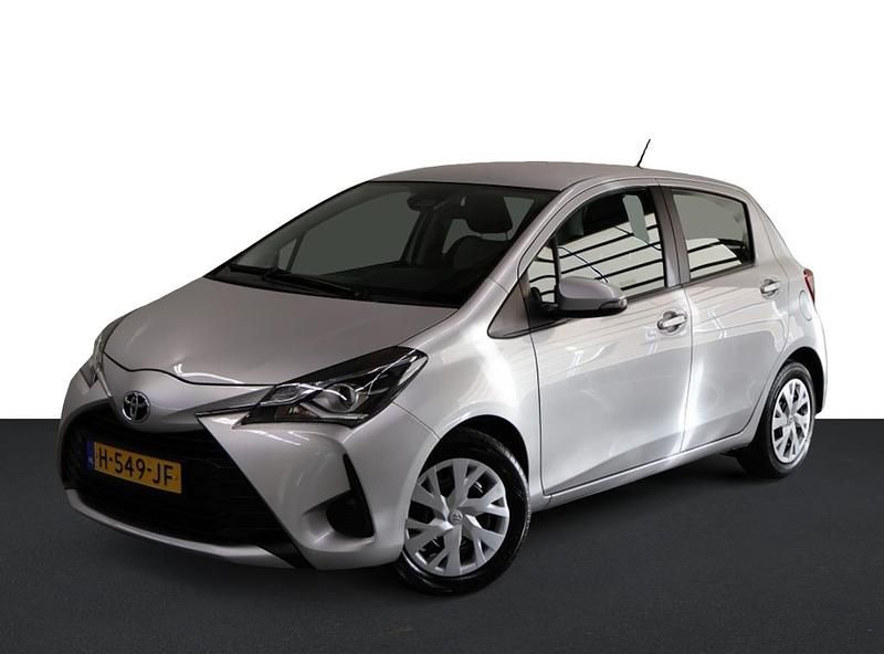 Grijs Occasion 2020 Toyota Yaris Active Hatchback | € 16.399 (Eerlijke prijs) - Afbeelding 1/4