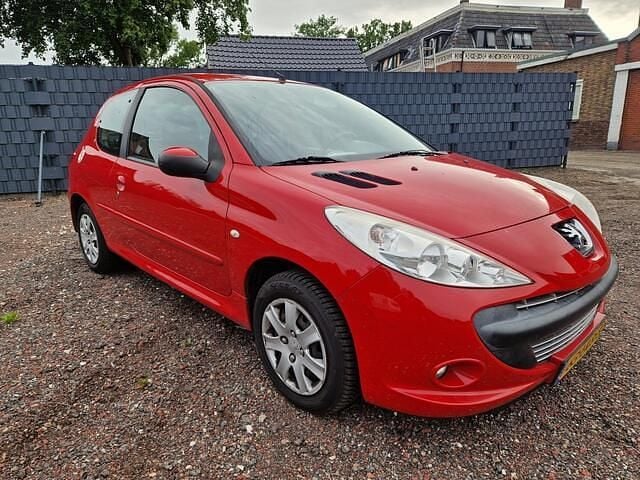 Rood Occasion 2010 Peugeot 206+ Hatchback | € 1.899 (Goede deal) - Afbeelding 1/3