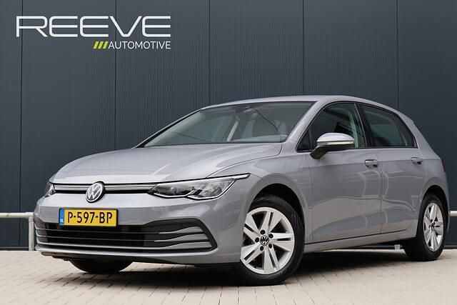 Grijs Gebruikt 2022 VW Golf VIII Life Hatchback | € 21.950 (Goede deal) - Afbeelding 1/4