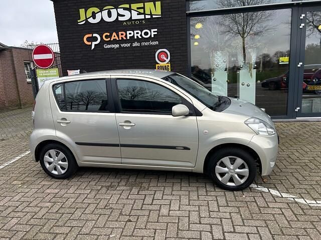 Beige Gebruikt 2008 Daihatsu Sirion Hatchback | € 2.850 (Eerlijke prijs) - Afbeelding 1/3