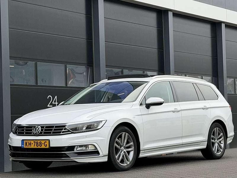 Wit Occasion 2016 VW Passat R-line Stationwagen | € 8.450 (Iets duurder) - Afbeelding 1/4