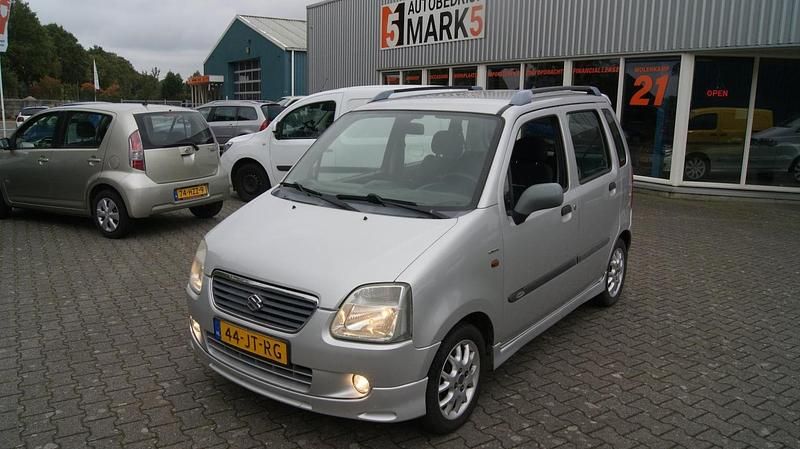 Grijs (metallic) Gebruikt 2002 Suzuki Wagon R+ Stationwagen | € 995 - Afbeelding 1/4