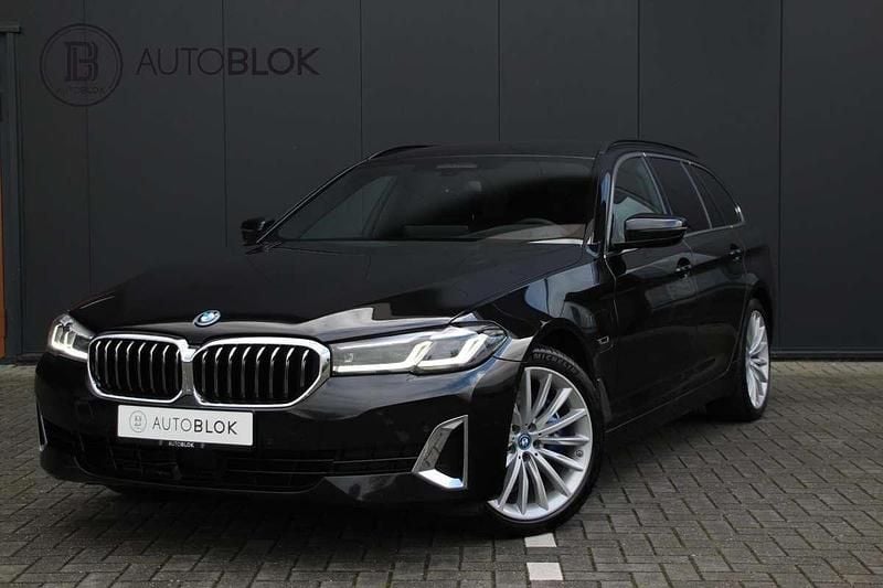 Zwart Gebruikt 2022 BMW 530e Luxury Line Stationwagen | € 37.945 (Goede deal) - Afbeelding 1/3