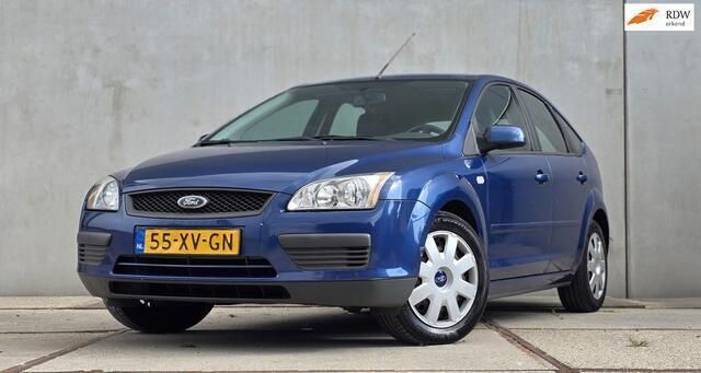 Blauw, metallic lak Gebruikt 2007 Ford Focus Trend Hatchback | € 1.393 (Eerlijke prijs) - Afbeelding 1/3