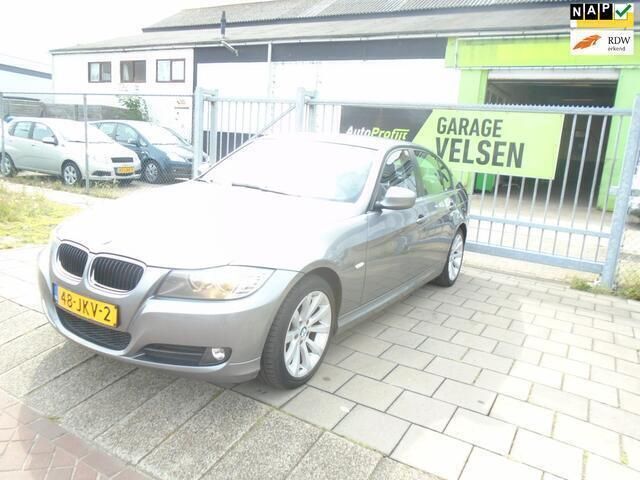 Grijs Gebruikt 2009 BMW 318 Sedan | € 6.950 (Eerlijke prijs) - Afbeelding 1/4