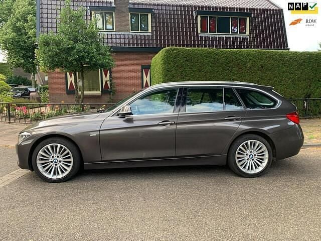 Grijs Gebruikt 2015 BMW 328 Executive Stationwagen | € 15.950 (Eerlijke prijs) - Afbeelding 1/4