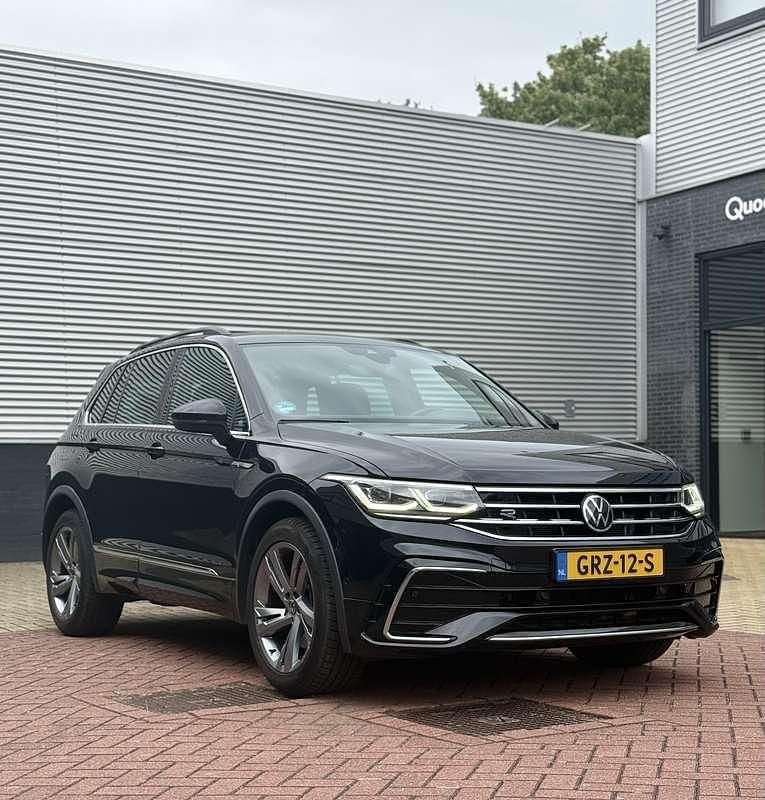 Zwart Gebruikt 2021 VW Tiguan R-line SUV | € 38.900 (Goede deal) - Afbeelding 1/4