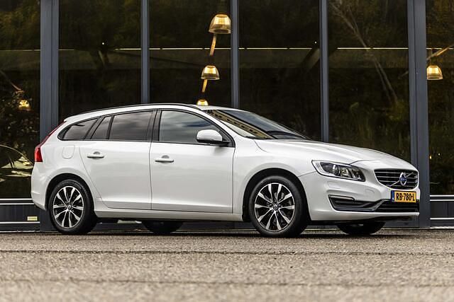 Wit Occasion 2017 Volvo V60 Dynamic Stationwagen | € 12.950 (Super prijs) - Afbeelding 1/4