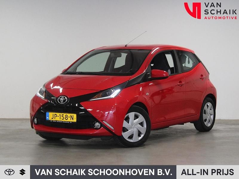 Rood Occasion 2016 Toyota Aygo X-play Hatchback | € 7.950 (Eerlijke prijs) - Afbeelding 1/4