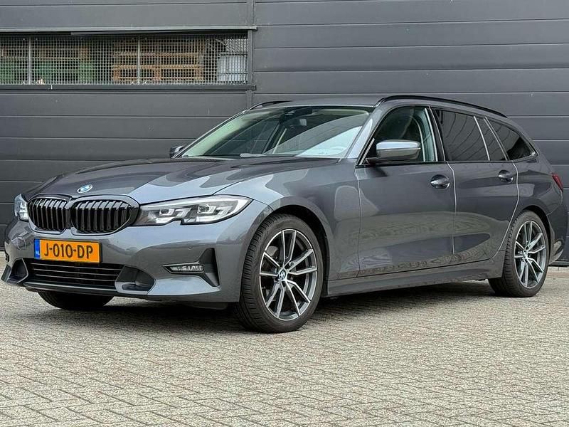 Grijs Gebruikt 2020 BMW 320 Executive Stationwagen | € 23.950 (Goede deal) - Afbeelding 1/4