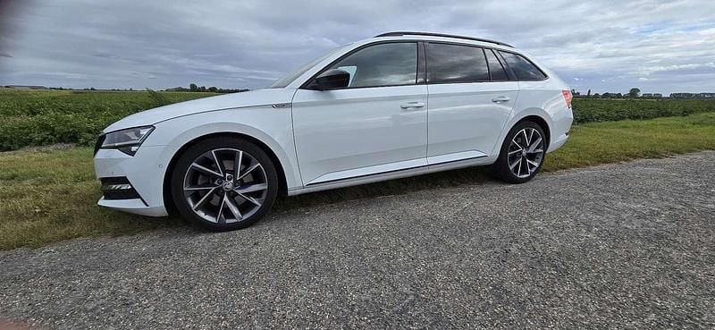 Wit Gebruikt 2020 Skoda Superb SportLine Stationwagen | € 32.000 (Eerlijke prijs) - Afbeelding 1/4