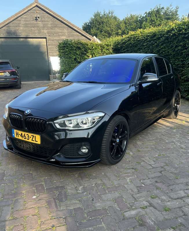 Zwart Gebruikt 2015 BMW 118 Sport Line Hatchback | € 11.250 (Eerlijke prijs) - Afbeelding 1/4